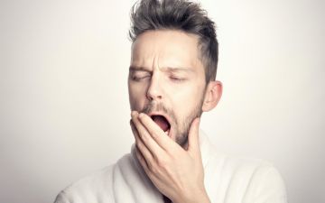 بين التقليد اللاواعي والتعاطُف.. هل التثاؤب معدي حقاً؟